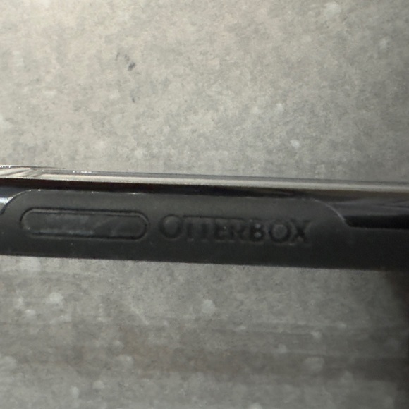 OtterBox Symmetry for iPhone XR - Picture 4 of 8